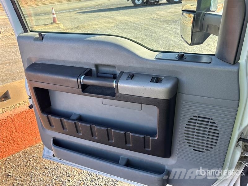 Ford F-750 駕駛室與內部