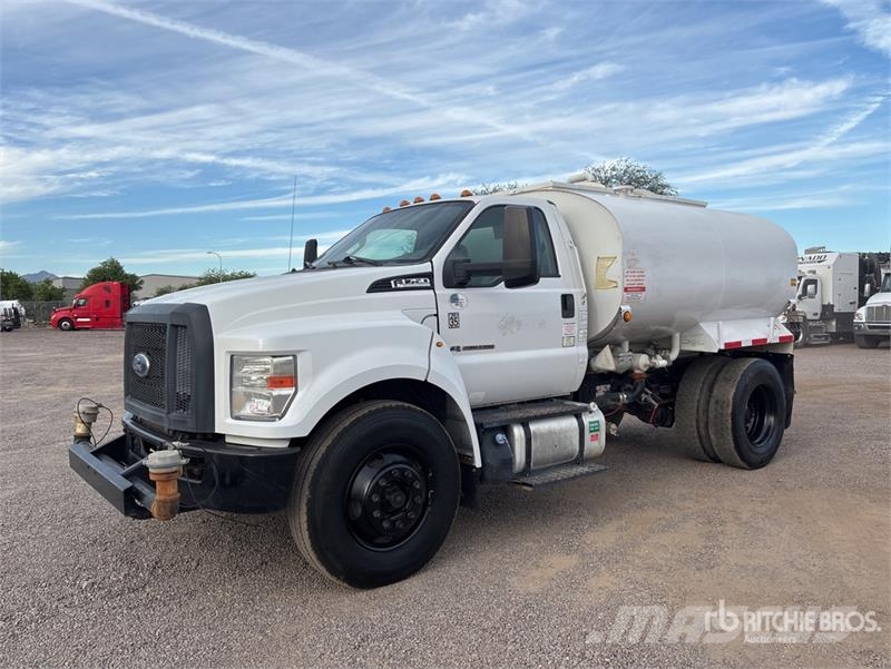 Ford F-750 Wassertanker