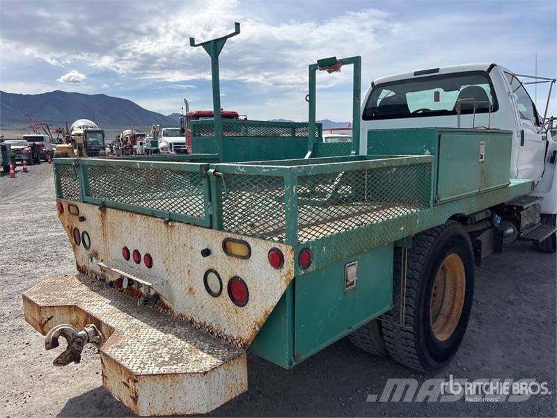 Ford F-750 شاحنات مسطحة/مفصلية الجوانب
