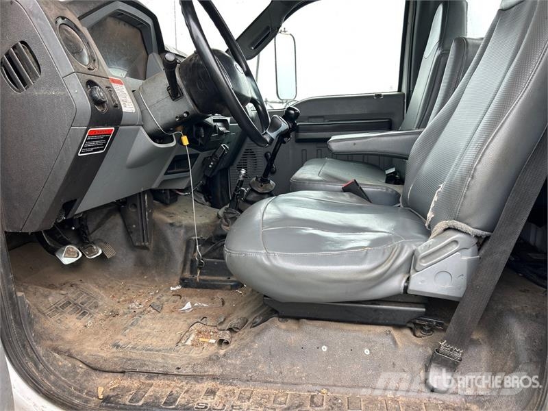 Ford F-750 4x2 Chipper Truck (Inoperable) Caminhões de cavacos de madeira