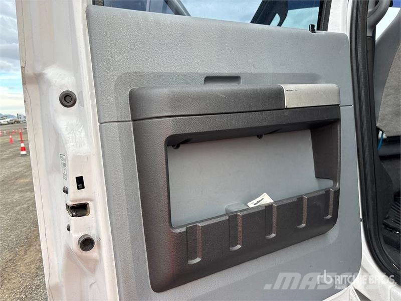 Ford F-750 4x2 Crew Cab Flatbed Truck 플랫베드/드롭사이드 트럭