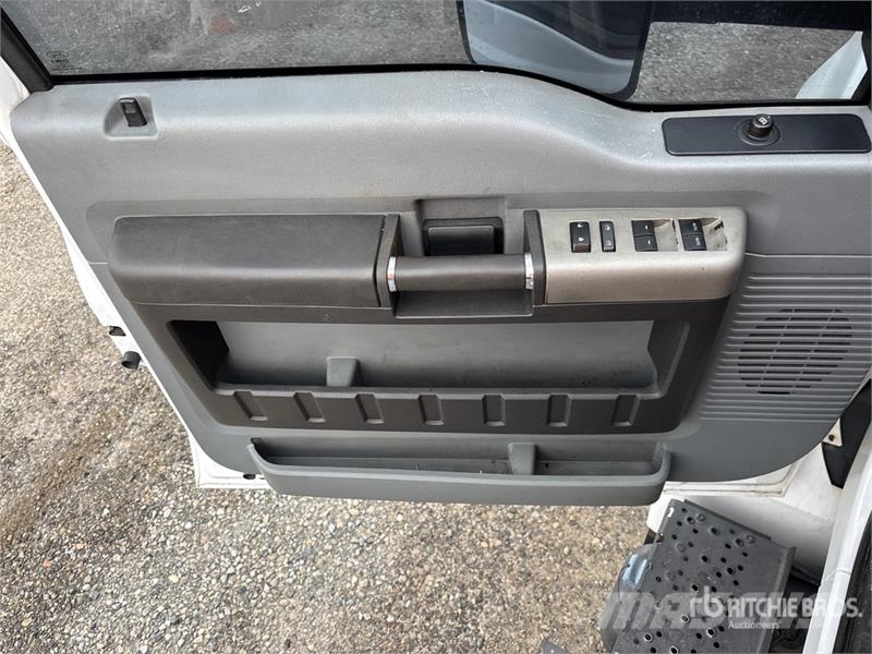 Ford F-750 4x2 Crew Cab Flatbed Truck 플랫베드/드롭사이드 트럭