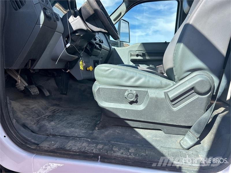 Ford F-750 4x2 Service Truck Pilsētas atkritumvedēji
