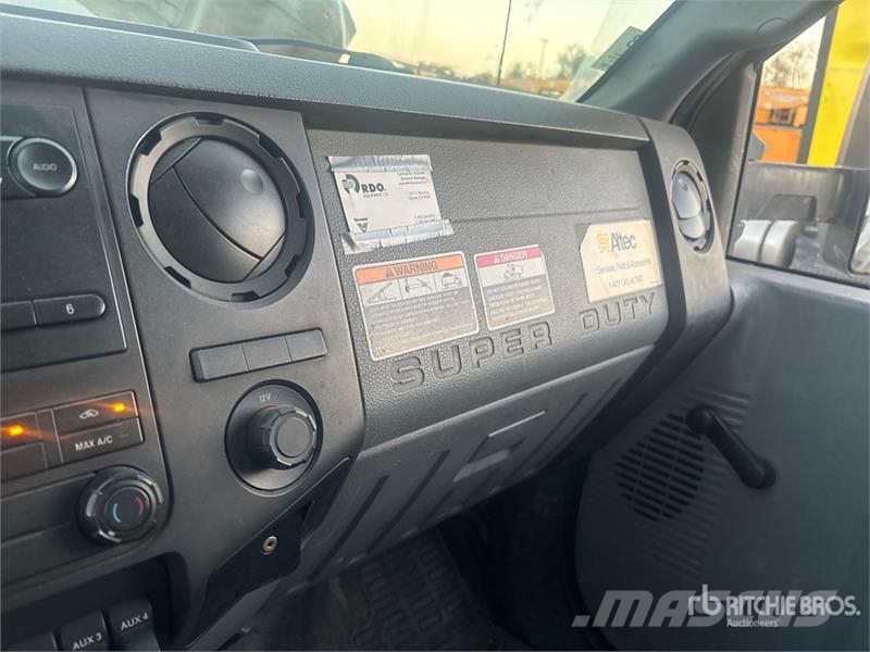 Ford F-750 XL 4x2 Extended Cab Chipper Truck Camion pour copeaux de bois