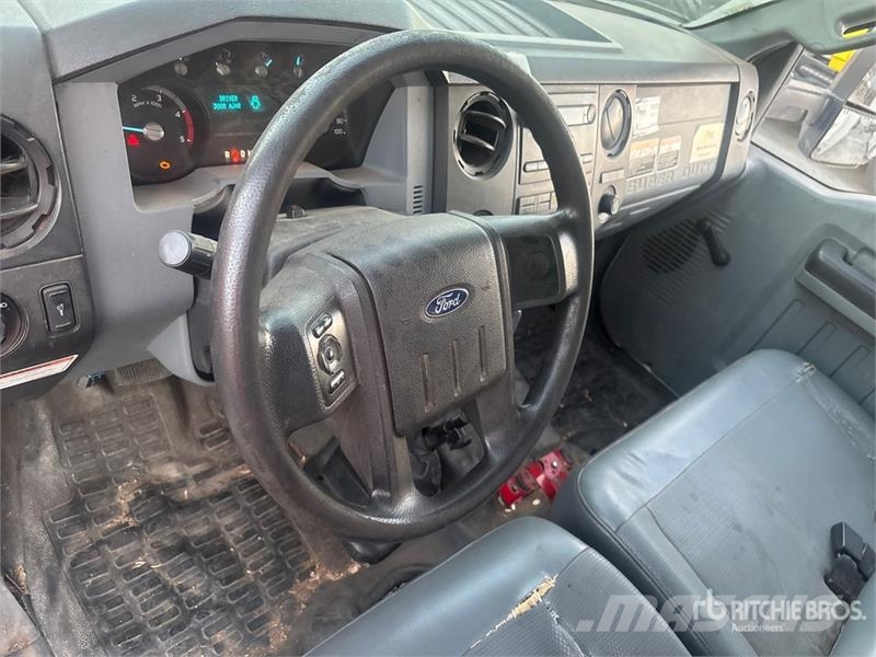Ford F-750 XL 4x2 Extended Cab Chipper Truck Camion pour copeaux de bois