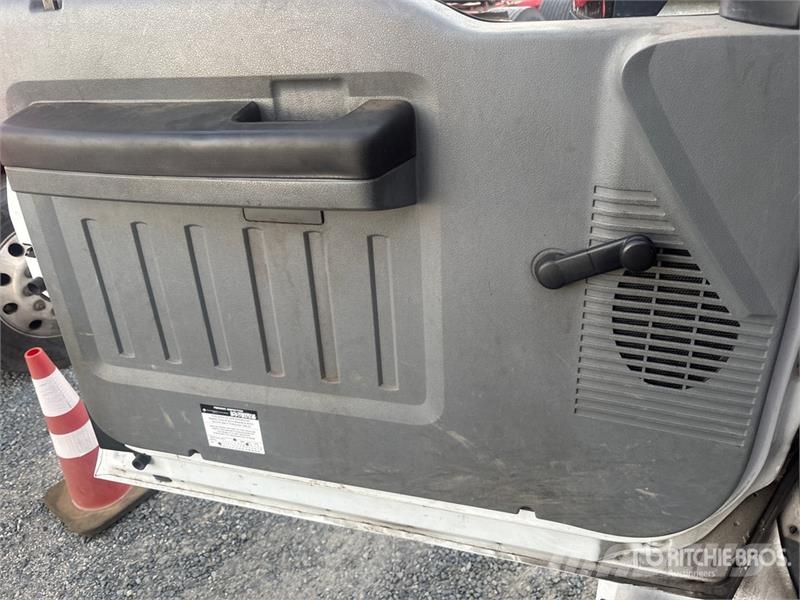 Ford F-750 XL 4x2 Extended Cab Chipper Truck Camion pour copeaux de bois
