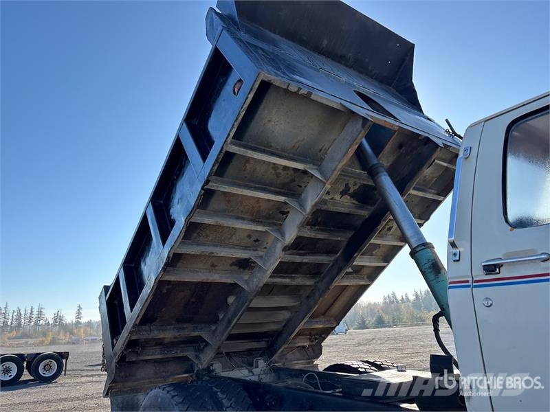 Ford F-800 Pašizgāzējs