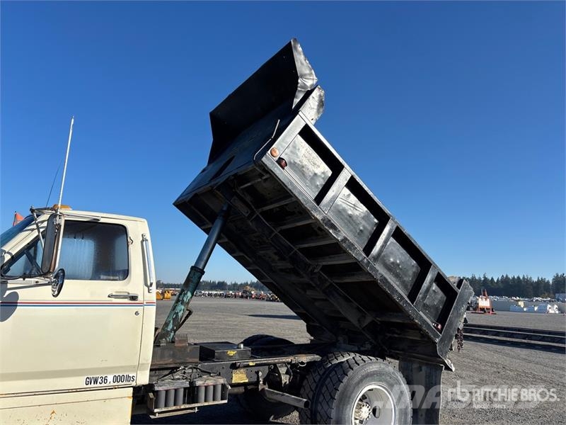 Ford F-800 Pašizgāzējs