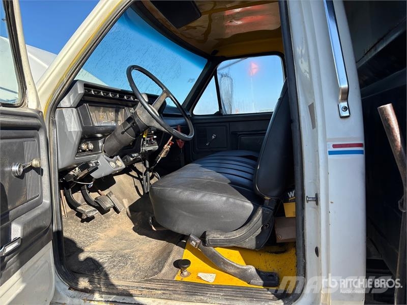Ford F-800 Pašizgāzējs