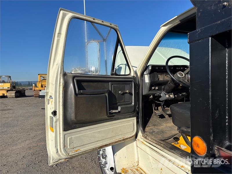 Ford F-800 Pašizgāzējs