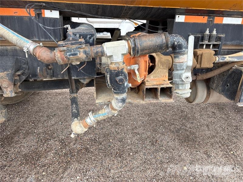 Ford F-800 2000 gal 4x2 Water Truck Autocisterne