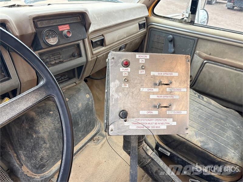 Ford F-800 2000 gal 4x2 Water Truck Autocisterne