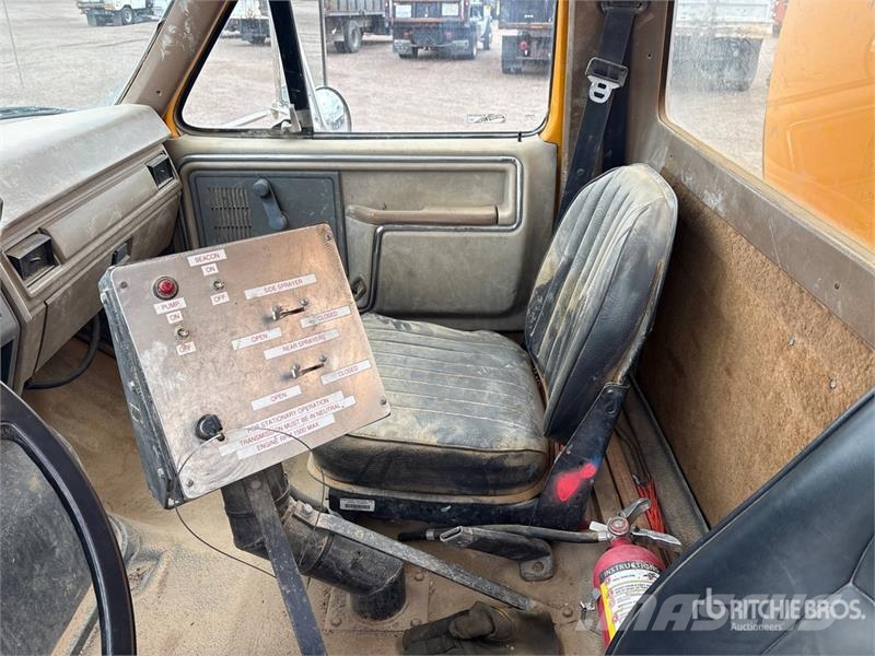Ford F-800 2000 gal 4x2 Water Truck Autocisterne