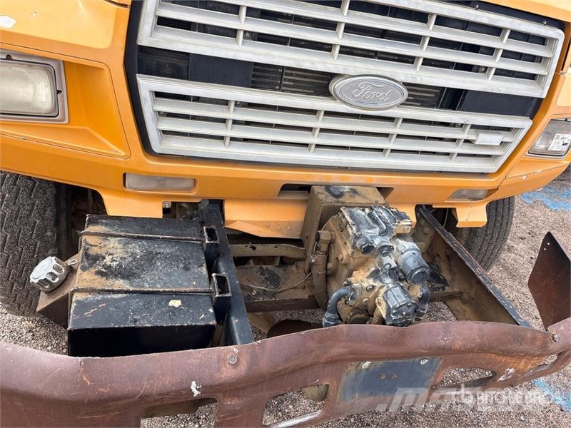 Ford F-800 2000 gal 4x2 Water Truck Autocisterne