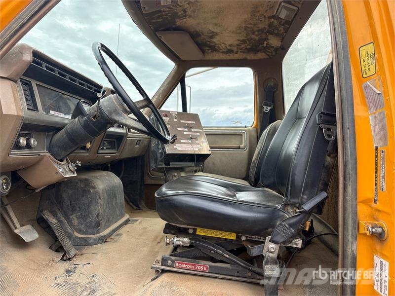 Ford F-800 2000 gal 4x2 Water Truck Autocisterne