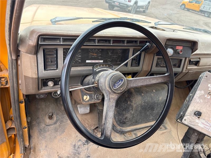 Ford F-800 2000 gal 4x2 Water Truck Autocisterne