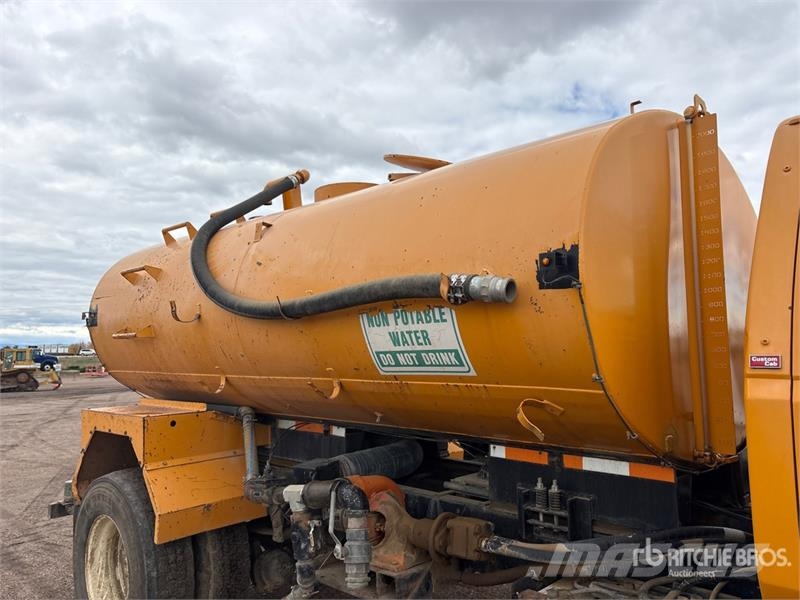 Ford F-800 2000 gal 4x2 Water Truck Autocisterne