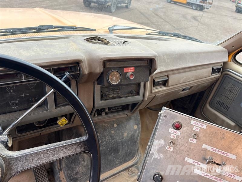 Ford F-800 2000 gal 4x2 Water Truck Autocisterne