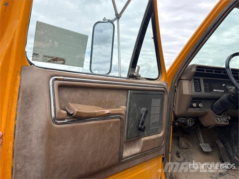 Ford F-800 2000 gal 4x2 Water Truck Autocisterne