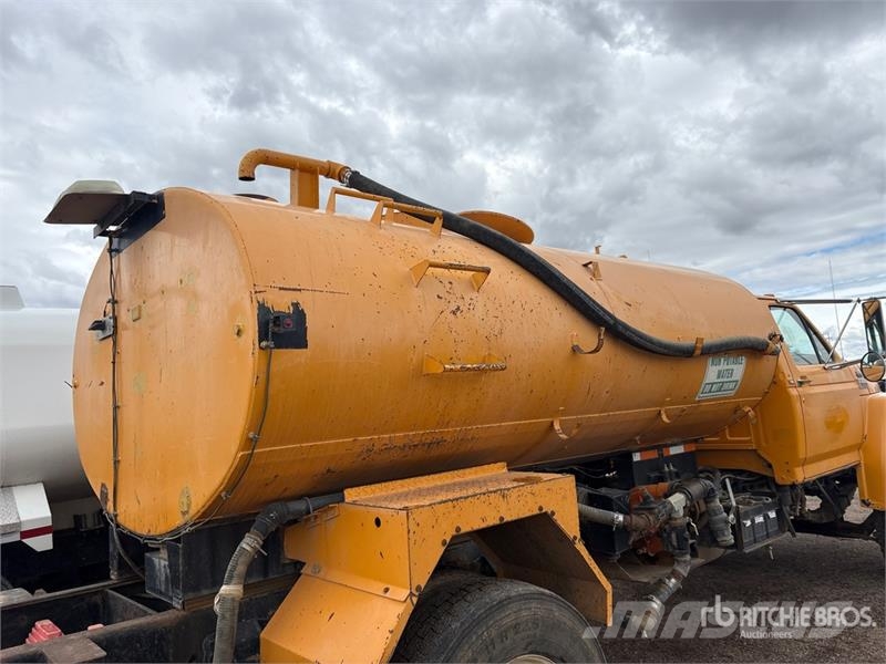 Ford F-800 2000 gal 4x2 Water Truck Autocisterne