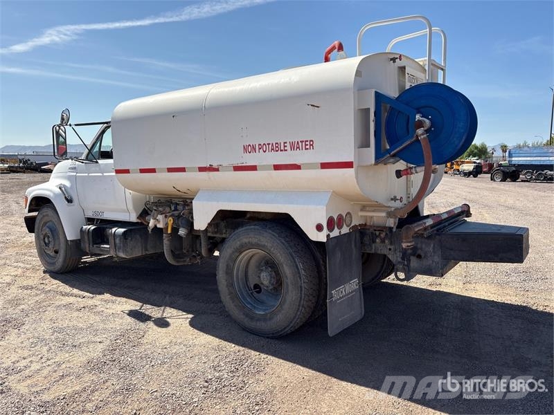 Ford F-800 2250 gal 4x2 Water Truck Cisterny na vodu
