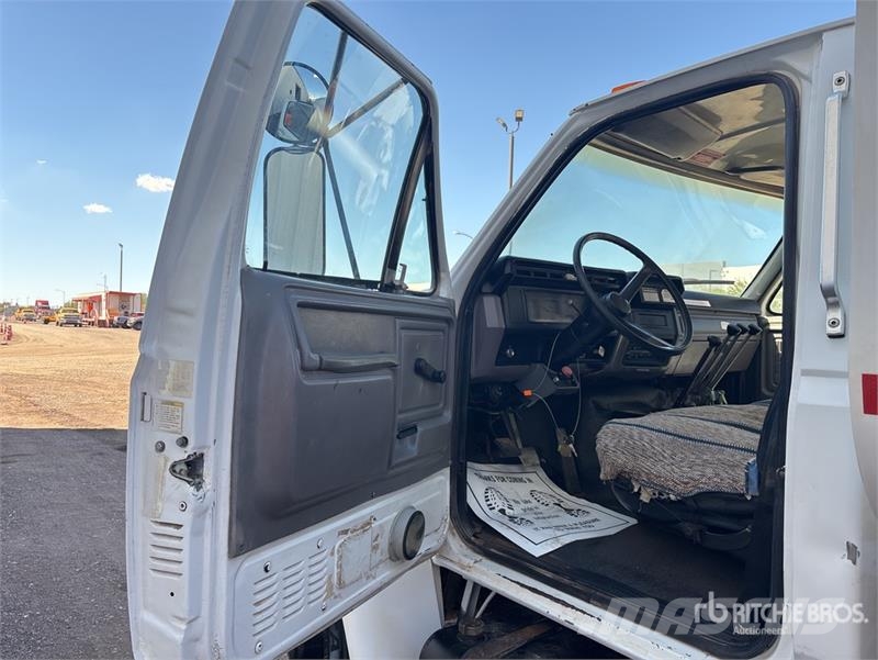 Ford F-800 2250 gal 4x2 Water Truck Tovornjaki za vodo