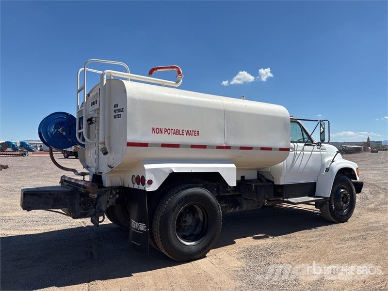 Ford F-800 2250 gal 4x2 Water Truck Tovornjaki za vodo