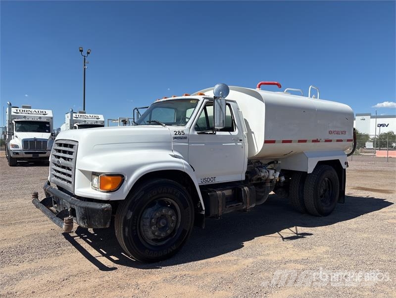 Ford F-800 2250 gal 4x2 Water Truck Tovornjaki za vodo