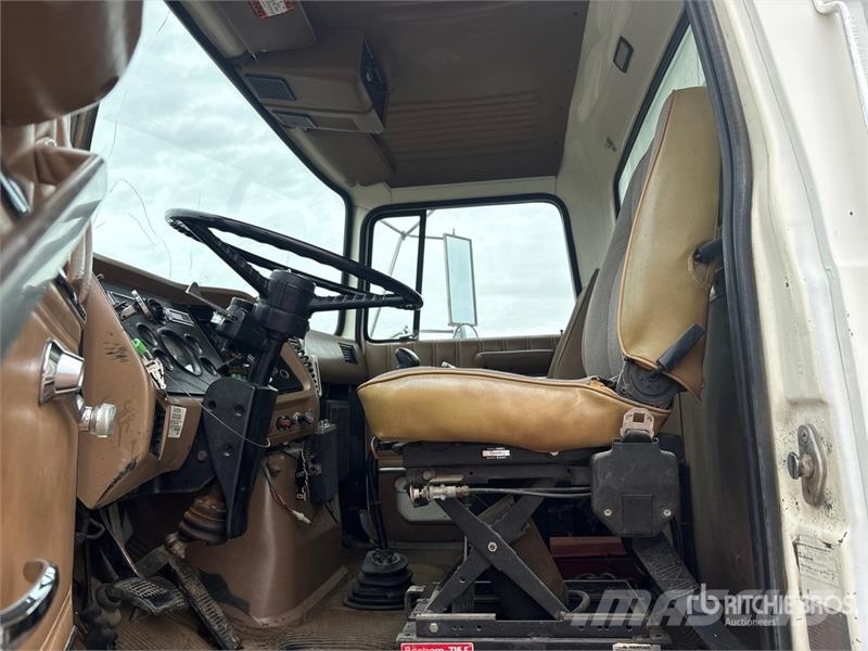 Ford L8000 4x2 Silage Truck Специальные грузовики