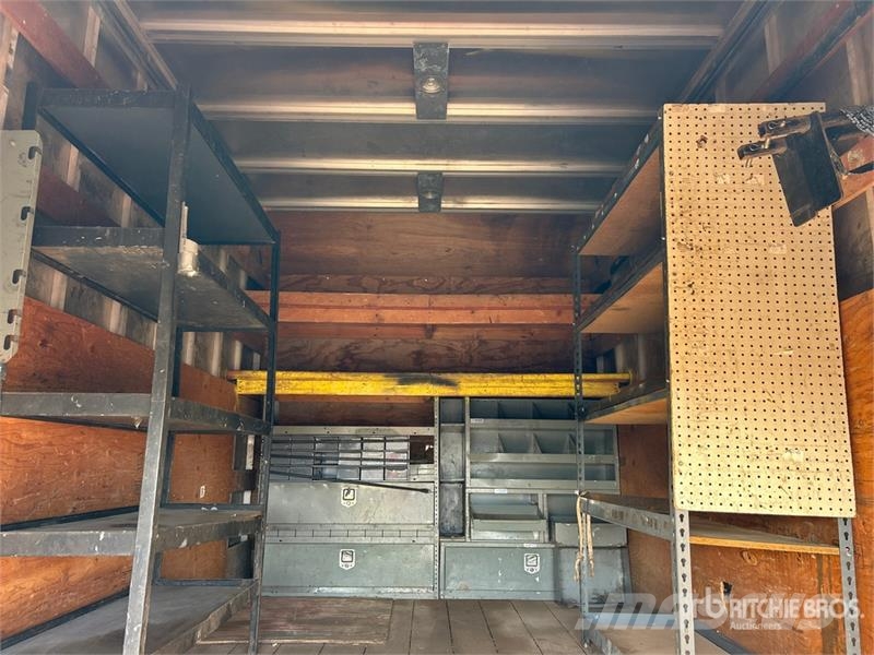 Ford LCF 450 4x2 Van Truck Skåpbilar