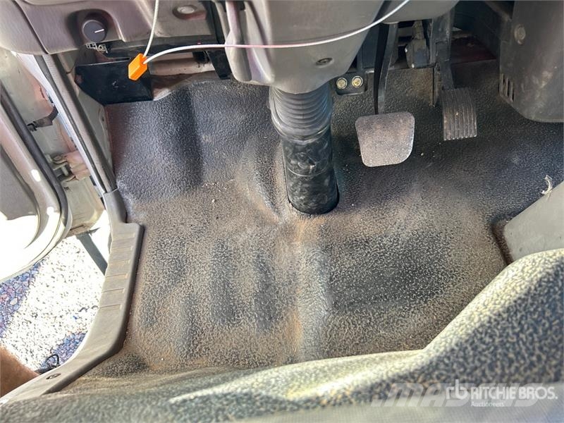 Ford LCF 450 4x2 Van Truck Skåpbilar