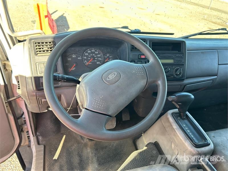 Ford LCF 450 4x2 Van Truck Skåpbilar