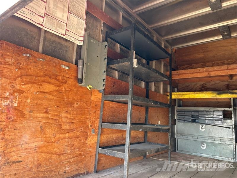 Ford LCF 450 4x2 Van Truck Skåpbilar