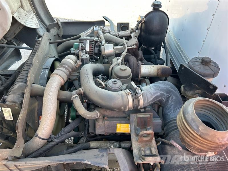 Ford LCF 450 4x2 Van Truck Skåpbilar