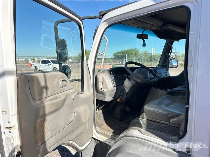 Ford LCF 450 4x2 Van Truck Skåpbilar
