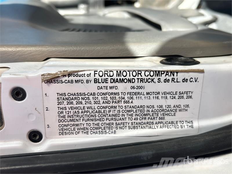 Ford LCF 450 4x2 Van Truck Skåpbilar