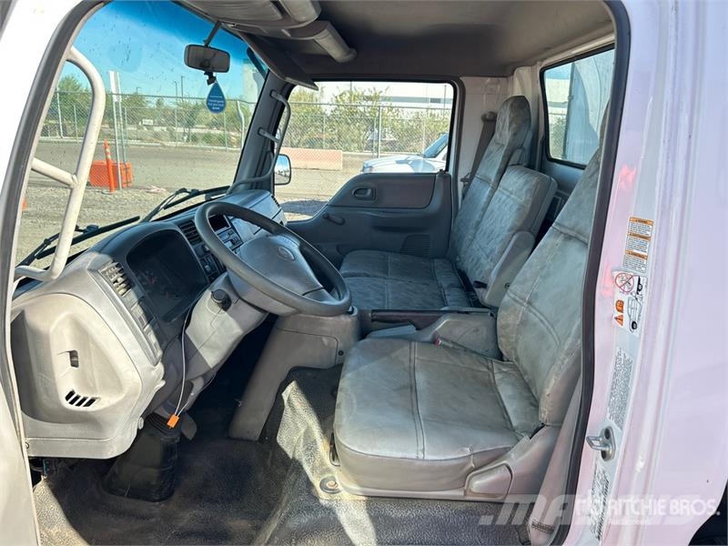 Ford LCF 450 4x2 Van Truck Skåpbilar