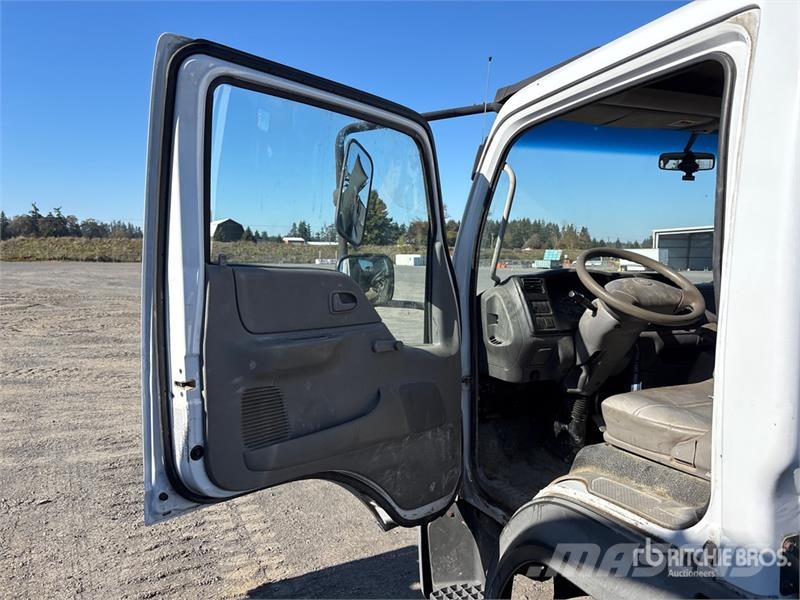 Ford LCF450 驾驶室与内部