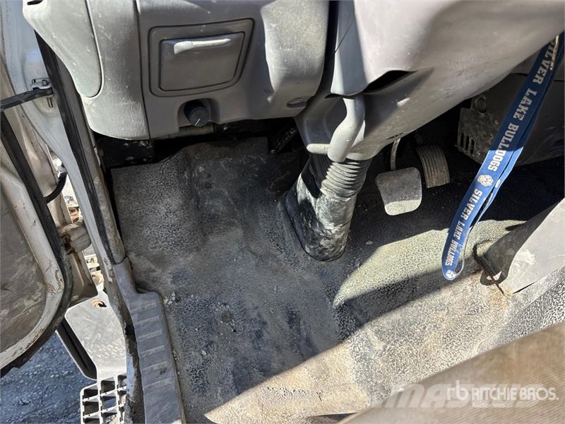 Ford LCF450 驾驶室与内部