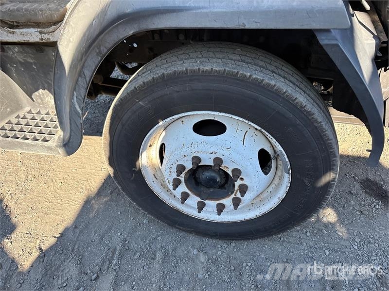 Ford LCF450 驾驶室与内部