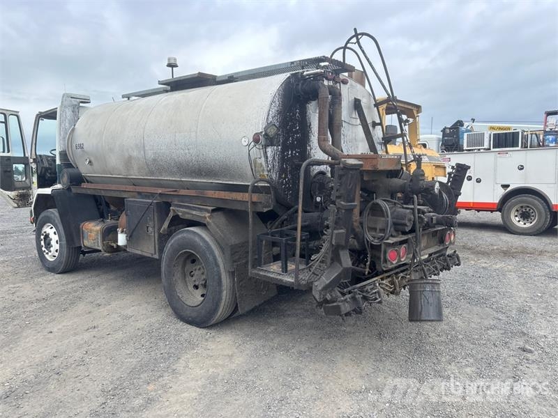 Ford on Ford 4x2 Asphalt Distributor Truck Tankbiler