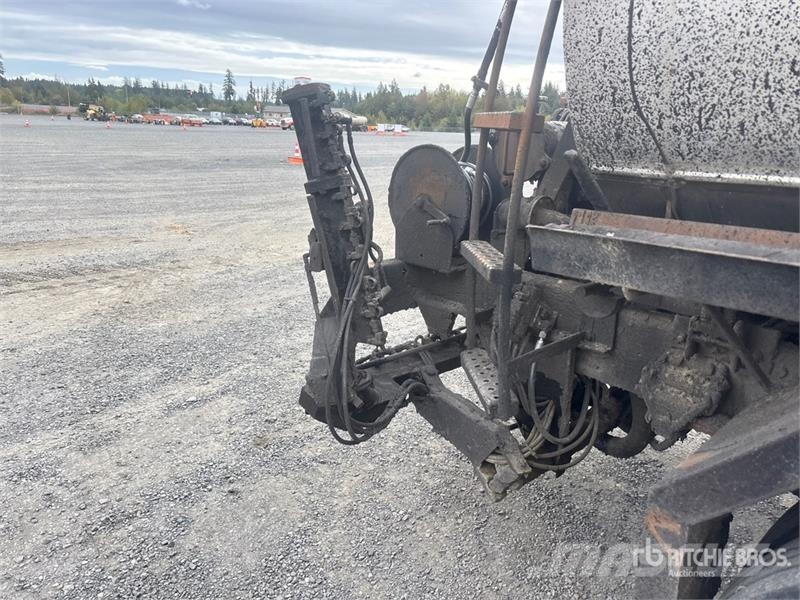 Ford on Ford 4x2 Asphalt Distributor Truck Tankbiler