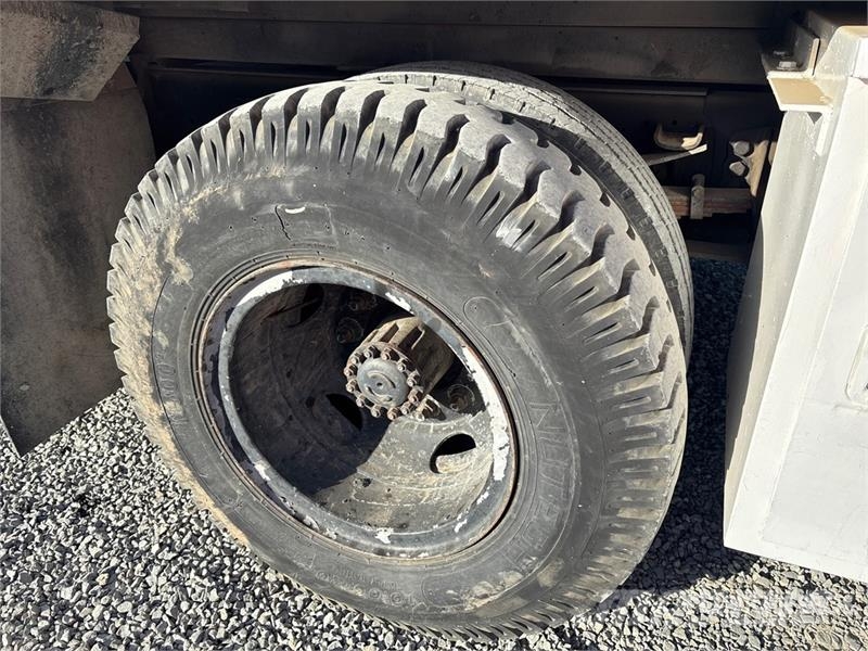 Ford on Ford F-700 4x2 Bucket Truck Teherautóra szerelt emelők és állványok