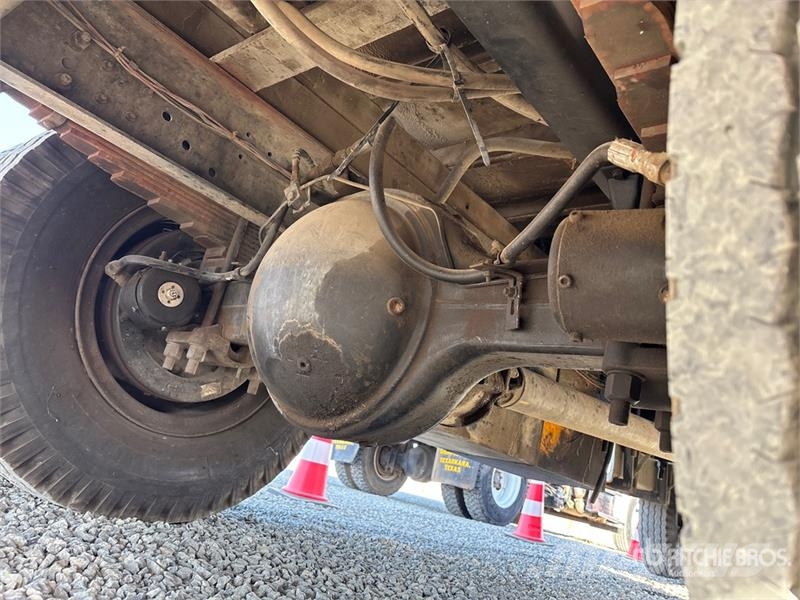 Ford on Ford F-700 4x2 Bucket Truck Teherautóra szerelt emelők és állványok