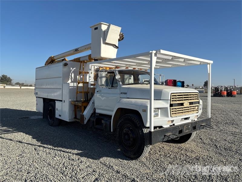 Ford on Ford F-700 4x2 Bucket Truck Teherautóra szerelt emelők és állványok