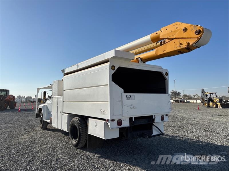 Ford on Ford F-700 4x2 Bucket Truck Teherautóra szerelt emelők és állványok