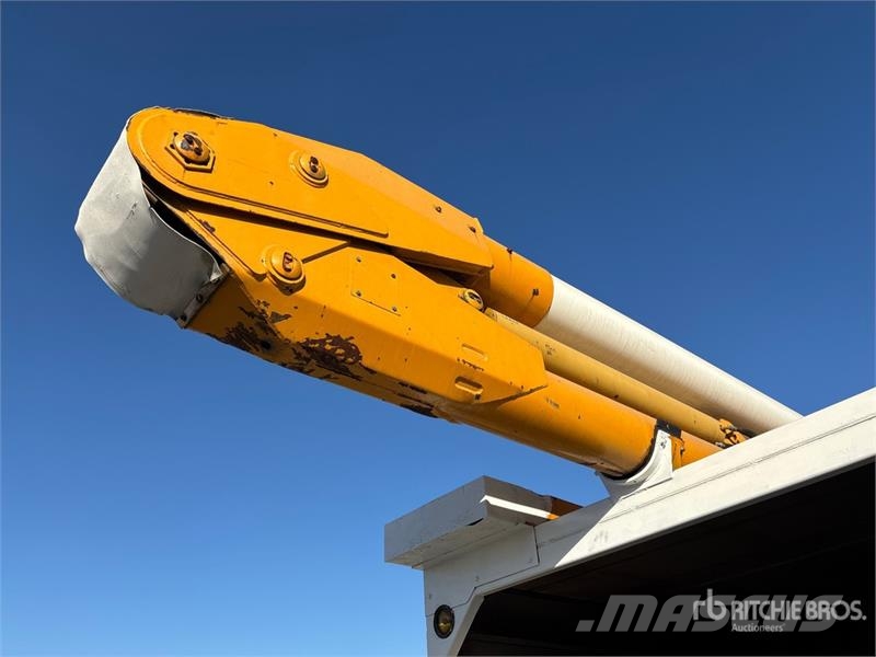 Ford on Ford F-700 4x2 Bucket Truck Teherautóra szerelt emelők és állványok