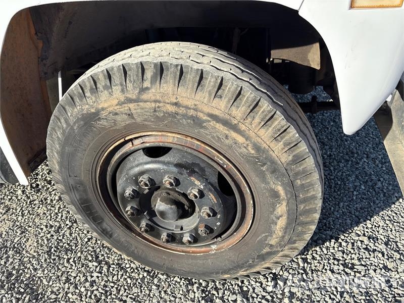 Ford on Ford F-700 4x2 Bucket Truck Teherautóra szerelt emelők és állványok