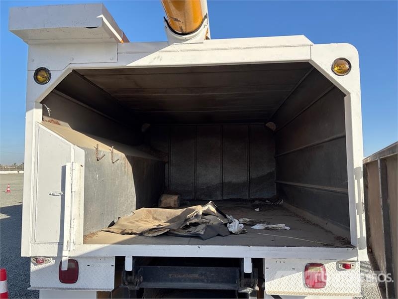 Ford on Ford F-700 4x2 Bucket Truck Teherautóra szerelt emelők és állványok