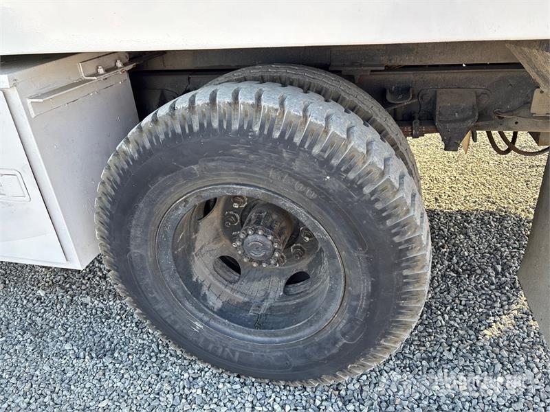 Ford on Ford F-700 4x2 Bucket Truck Teherautóra szerelt emelők és állványok